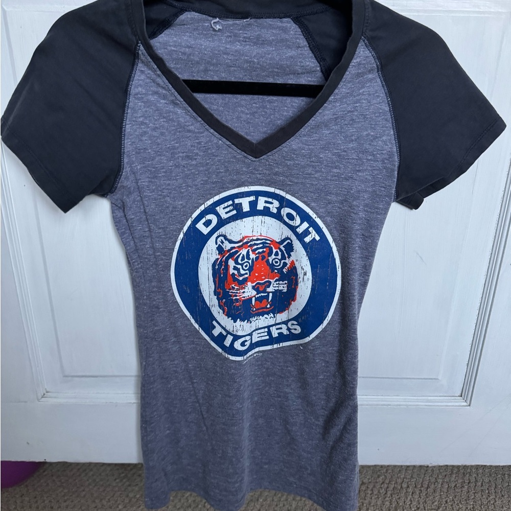 Detroit Tigers Women's V-Neck Tee - Gray and Black